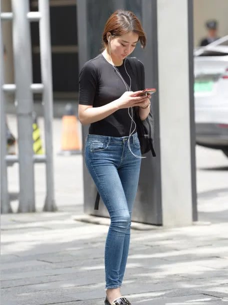 高个子美女穿T恤配紧身牛仔裤简单又百搭，筷子腿好看极了