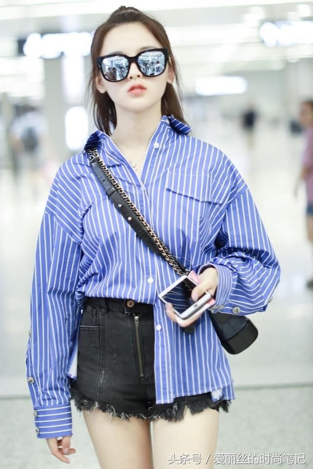 杨超越快把裤子拉链撑开，难怪衬衫只塞一半，网友：肚子难受不？