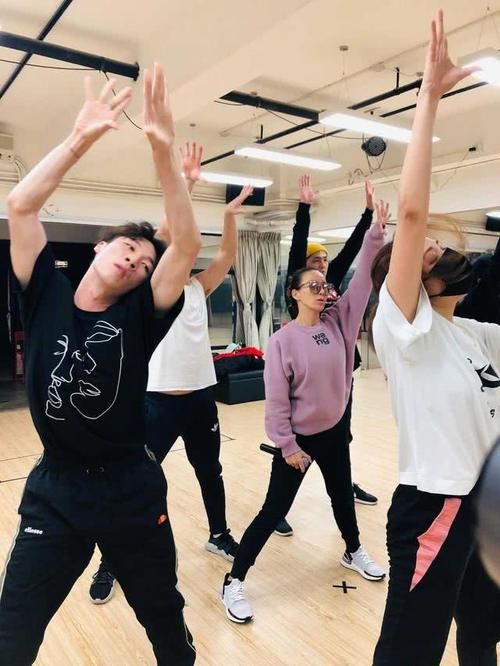  『女性朋友』李玟COCO又穿连衣裙＋蕾丝打底衫，换个卷发搭配更贵气，气质出众