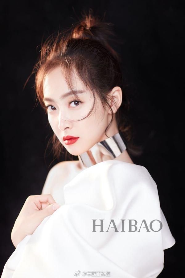 一向低调的周韵气场竟比老公姜文还强？送她上热搜的一字肩和天鹅