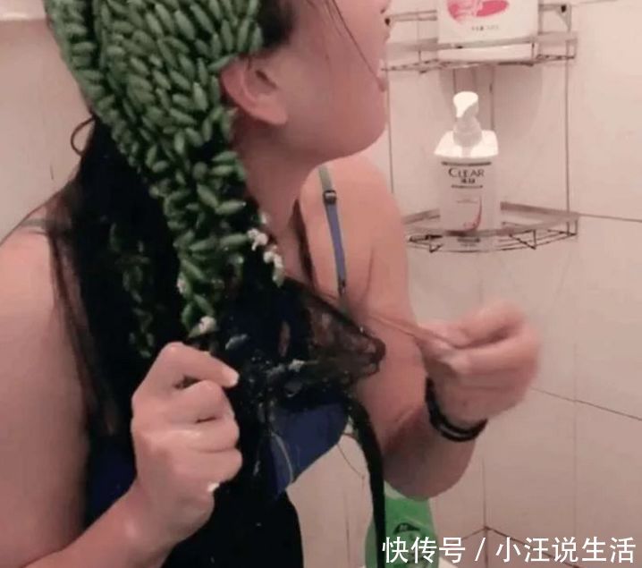 农村美女响应环保，用苍耳做了一身裙子，洗澡的时候却尴尬了！