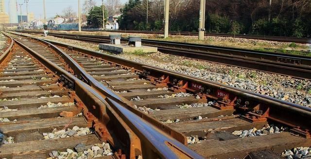 为何火车上厕所的排泄物会直接排在铁轨上？ 原因你知道吗？