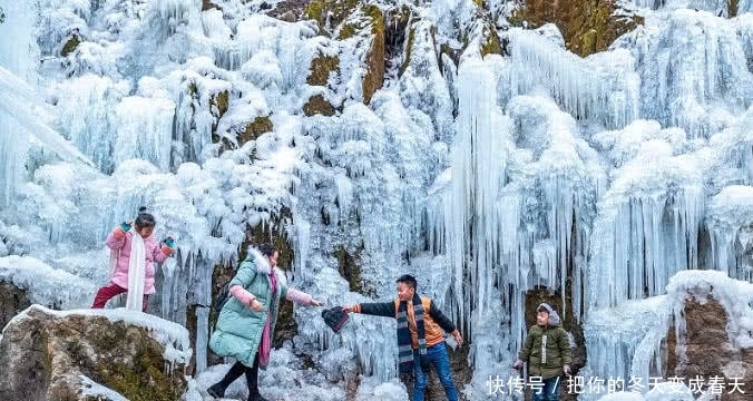 重庆一瀑布被冻住了，没有水流却成网红景点，游客都赶着去看