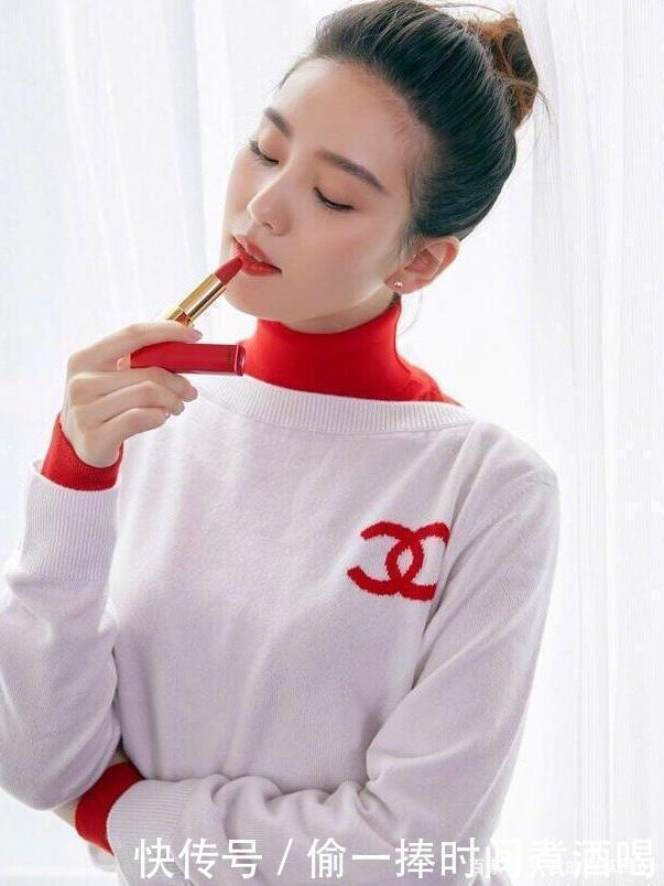 『女性为』上了年纪的女人,少留这4种“发型”,不仅显脸大,而且很显老