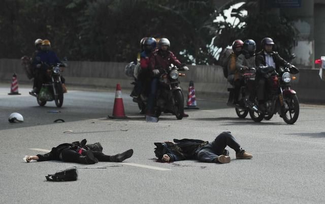 专家纳闷“摩托军团”咋又来，农民工总结三点，怒斥伪专家，痛快