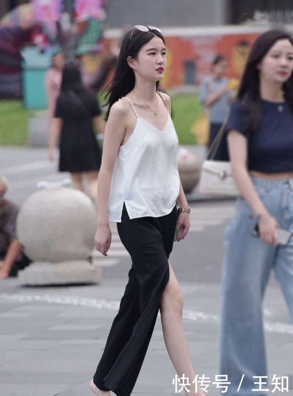  美女：美女这裤子有个性, 把身材显得淋漓尽致