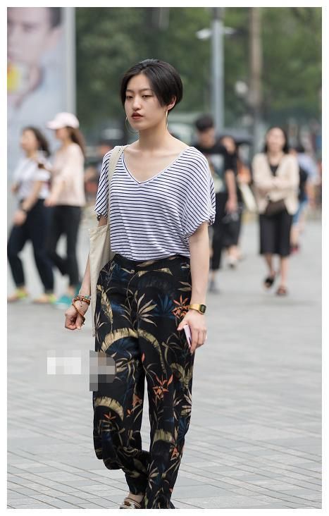 街拍：图三穿紧身裤，美腿修长纤细，一举一动都充满女人味！