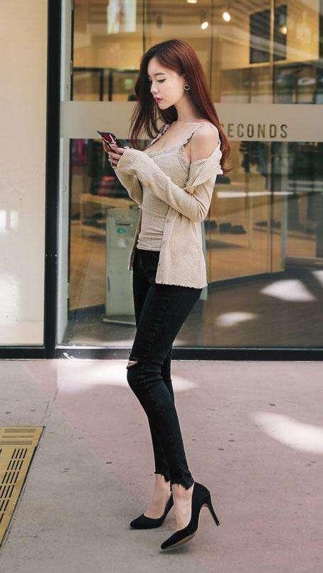 紧身裤和热裤你更中意哪个，都简约里带点浪漫，美成一道风景线