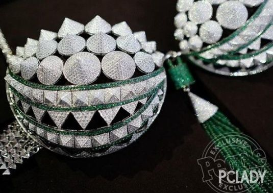 奢饰品见多了，没见过天价内衣，网友:一件顶几套房子啊!