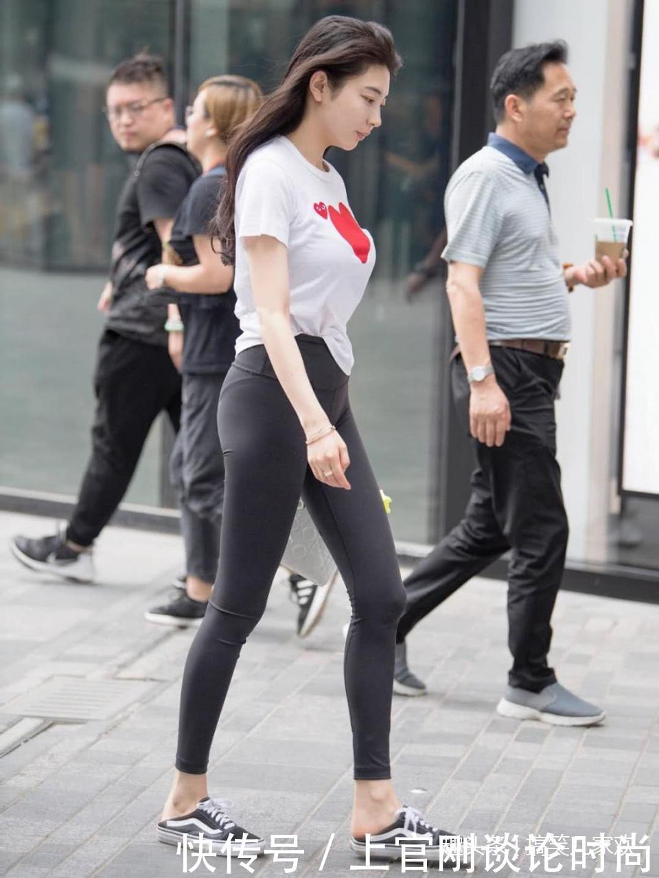 路人街拍:的肉嘟嘟小姐姐白色T恤配灰色紧身裤,秀出玲珑身材!