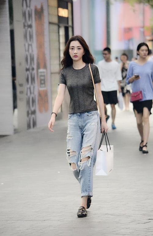 路人街拍，白色的细吊带上衣很好的衬托了小姐姐迷人的锁骨