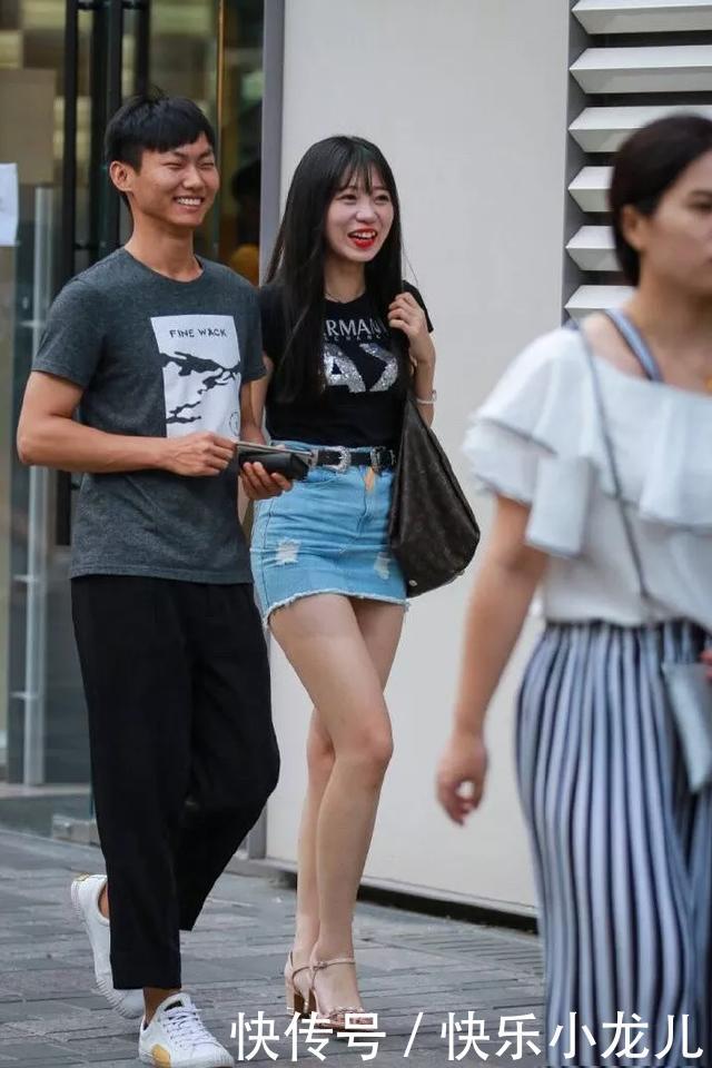 小姐姐■美女的尖头高跟鞋既显出她那优雅的身姿,还修饰出她那迷人的双腿