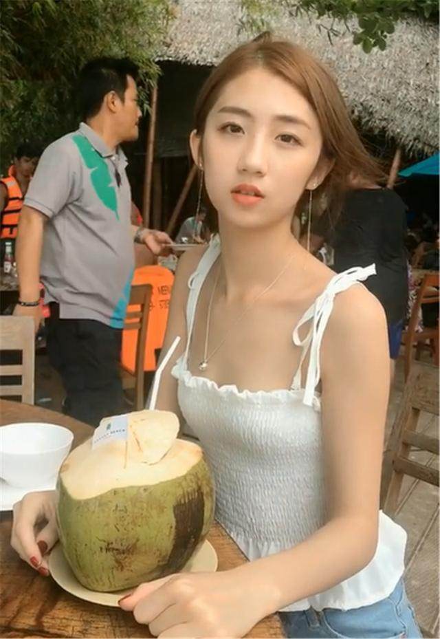 真正的富家漂亮小姐，穿露背装到国外旅游，自家泳池里穿比基尼