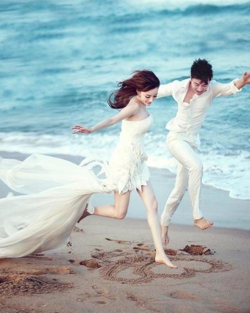 中秋节李小璐晒家宴照，暗示与贾乃亮有新情况，网友终于和好了