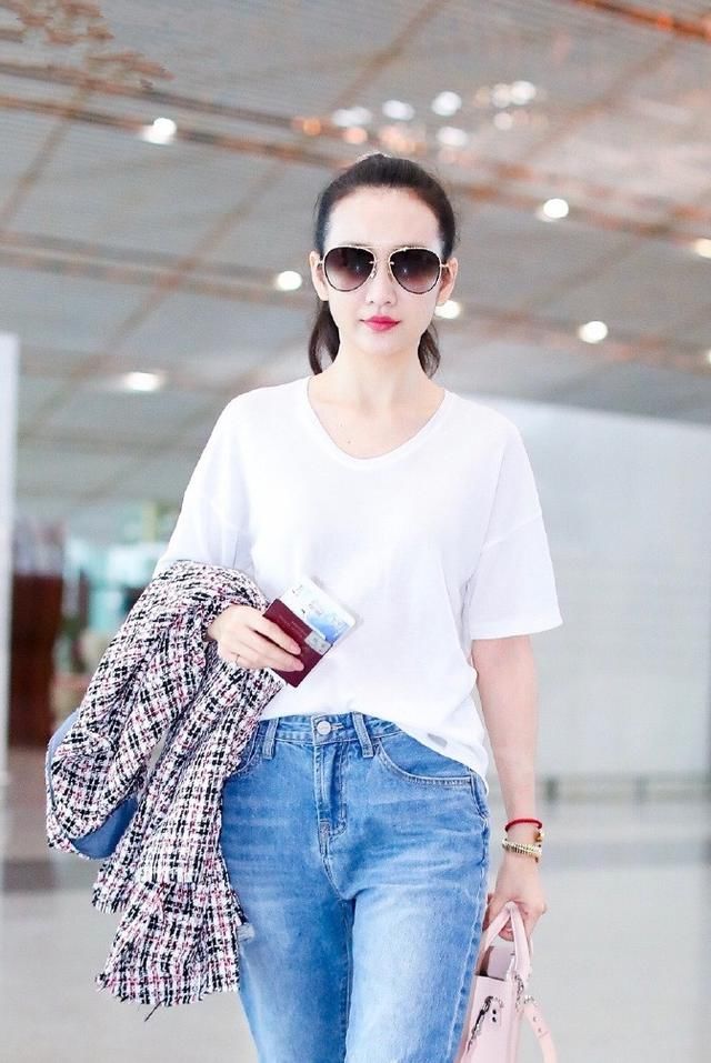 王鸥腿是真长，牛仔长裤穿成9分裤，看到鞋子，整个人都不好了