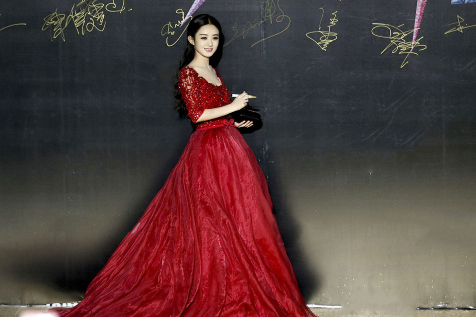 明星地毯秀,赵丽颖一身红色晚礼服,美艳动人
