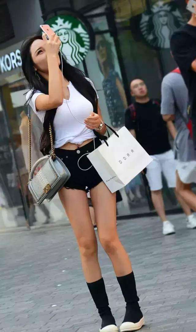 街拍: 穿紧身T恤和超短裤的美女, 肉肉的很好看