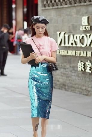  「白皙」路人街拍，小姐姐肌肤白皙，搭配黑色百褶超短裙，靓丽性感