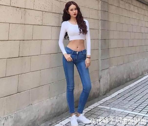 街拍,身材苗条小姐姐穿修身连衣裙勾勒出美好曲线,气质迷人!