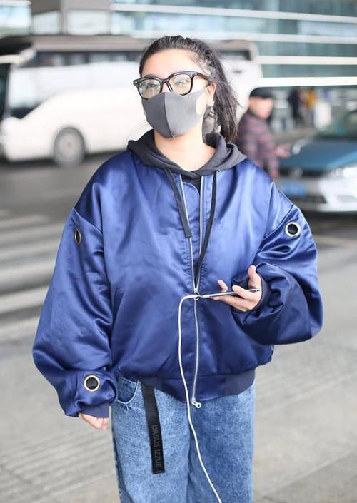  『服饰』江映蓉现身机场，穿牛仔裤搭夹克，大一号服饰不显身材