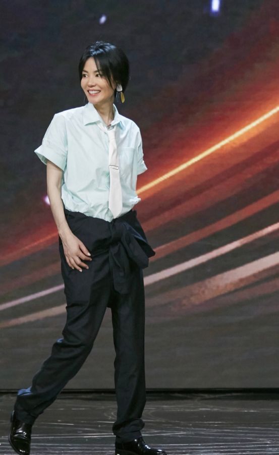 王菲穿长裤不系腰带非要中间打个结，网友：难怪要坐下来录节