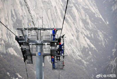 华山绝壁上的天路医生,比胆量更比细心,网友神评论