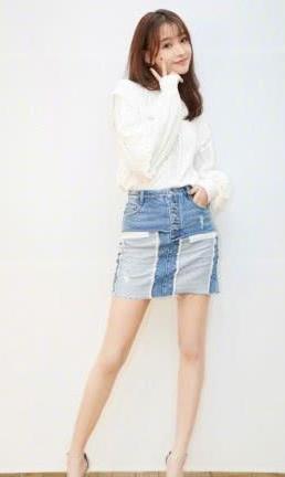 孙怡裙子穿的也太短了，都短到只能遮住大腿根了，网友：这腿我服