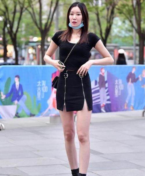  『针织』美女时尚街拍：皮肤白皙的美女，一件红色针织上衣配黑色休闲裤，青春靓丽