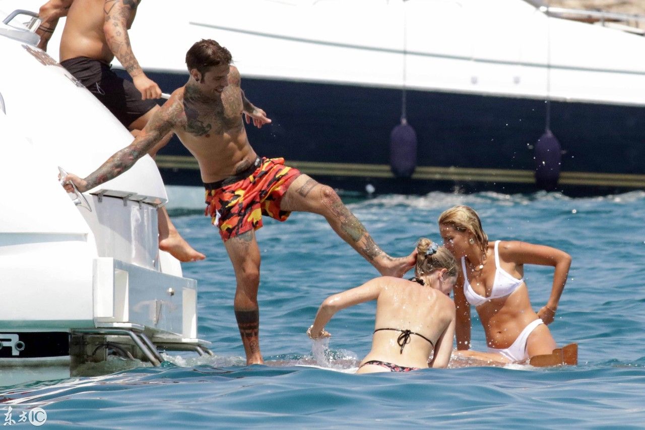 意大利网红美女琪亚拉法拉格尼跟男友海边度假戏水吸引众人眼球