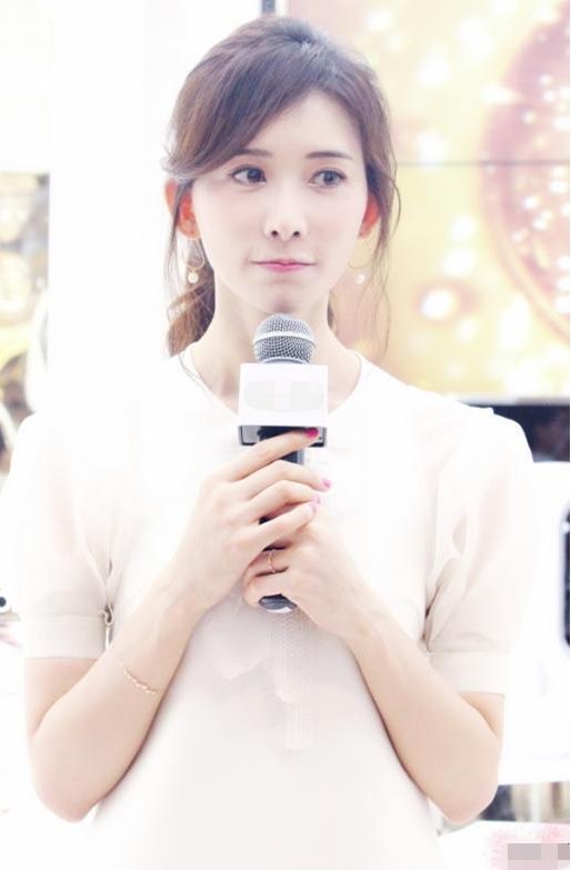 林志玲与孙俪白裙同框，网友:清新与优美一目了然