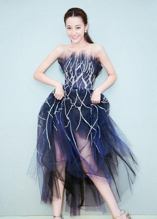 被迪丽热巴的造型给雷到了！除了双腿够惊艳，还有身上的连体裤