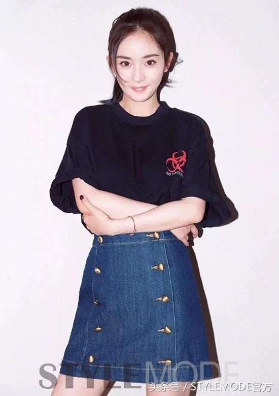 不一样的半裙配T恤,很简单却能美一整个夏天!