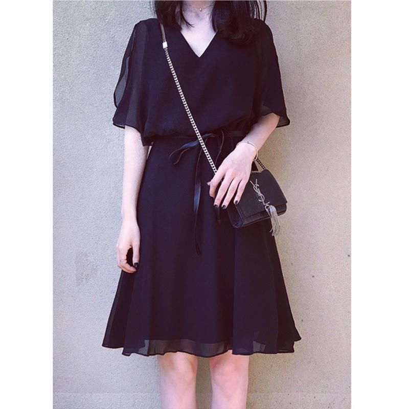 时尚优雅的连衣裙，显瘦又甜美，尽显优美曲线