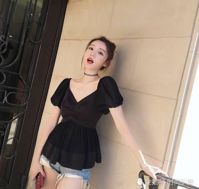 尴尬!“最美网红”夏夏同台撞衫主持人,网友:主要看脸!