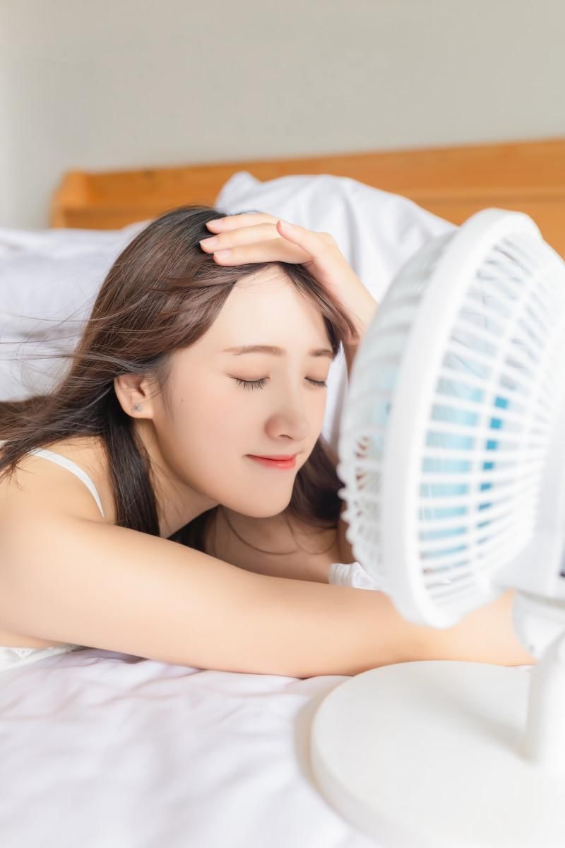 日系美女清新性感吊带裙私房图片