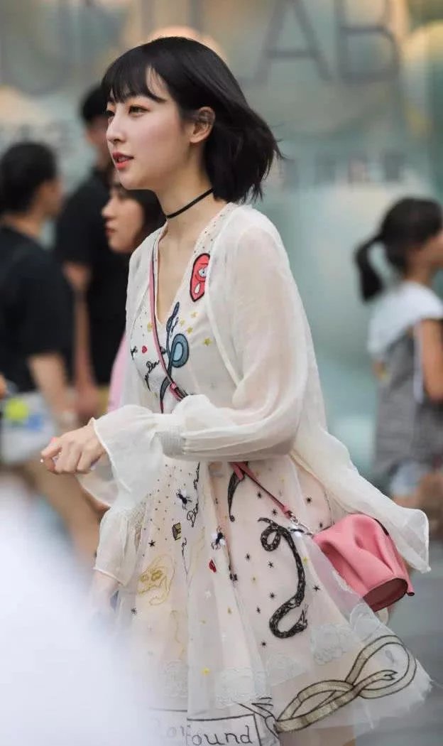 短发治愈系小MM可爱连衣裙，白皙皮肤惹红眼，俏皮人字拖显美脚