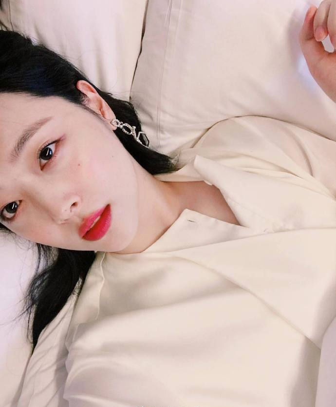 崔雪莉晒最新美照 清纯又性感的独特气质十分迷人