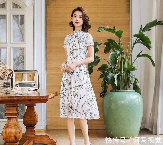  #自信#旗袍并不难驾驭，注意这四点，轻松展现东方女性的独特之美