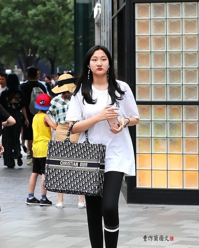 美女■街拍:穿出青春动感的瑜伽裤美女
