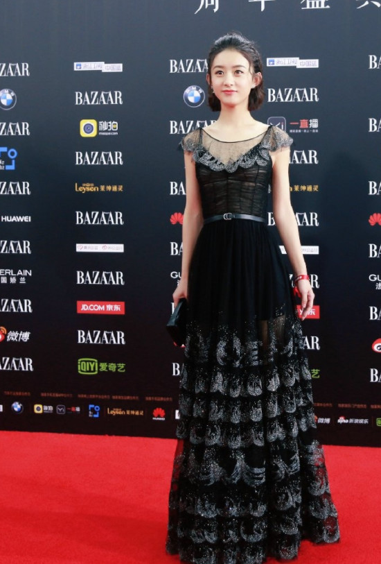 赵丽颖的裙子有玄机！静止时和展开时完全不同，真正的“孔雀裙”