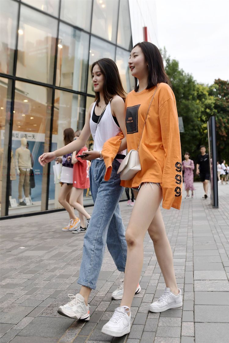  「精致」街拍：小美女身穿短款上衣，带有刺绣的短裤，让双腿显得特别的精致