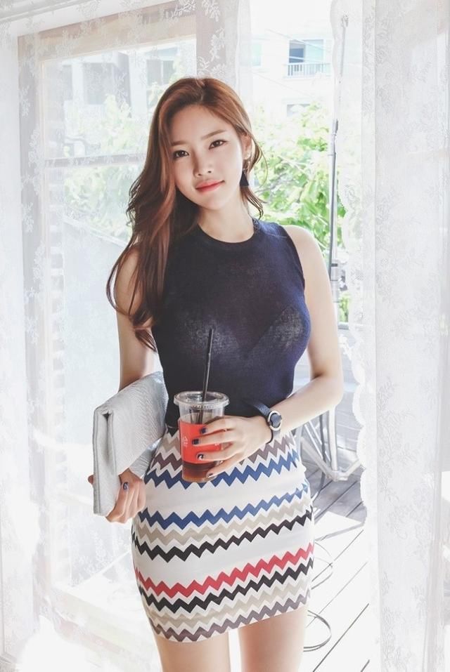 街拍:可爱小姐姐萝莉照,确实是好看极了