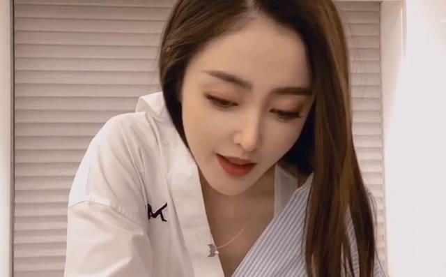  祝绪丹■“俩件衣服裤子当做一件衣服穿”