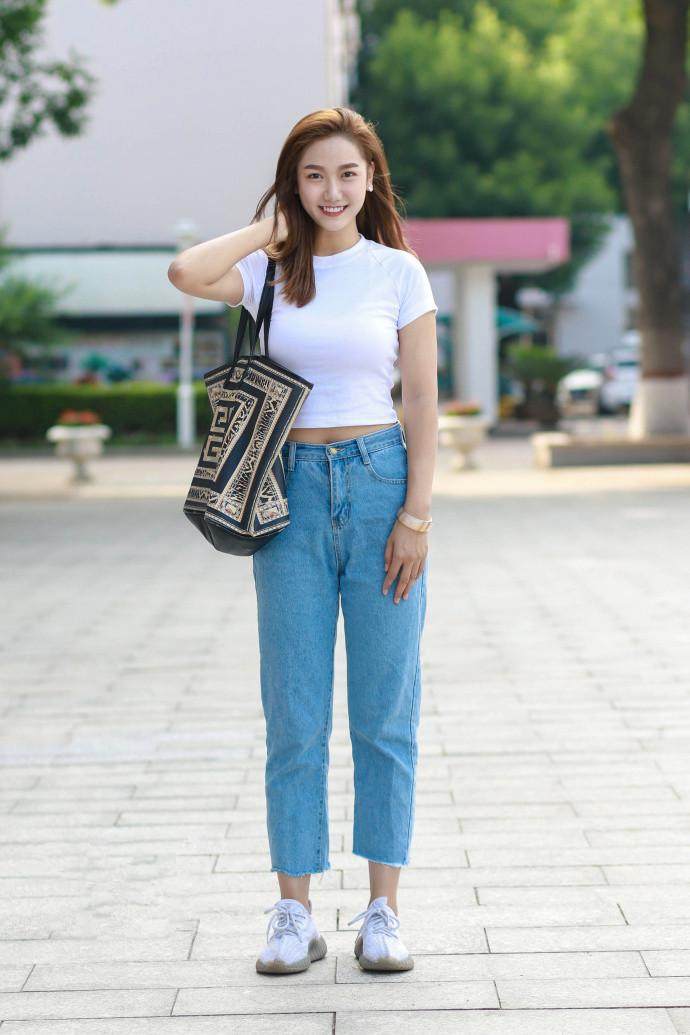 街拍：牛仔裤的风情，小姐姐们演绎出各自的特色，图三好高贵