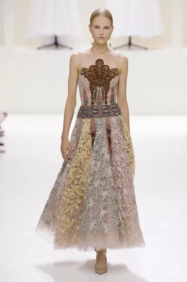 迪奥究竟有什么魔法让景甜如此着迷?