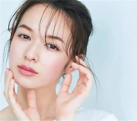  色彩季型：淡玫瑰妆、桃花妆：年轻十岁的春日妆容你适合哪种？