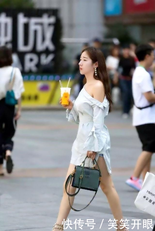 『小姐姐』街拍:小姐姐灰色吊带裙,走在路上散发着那优雅的女人味