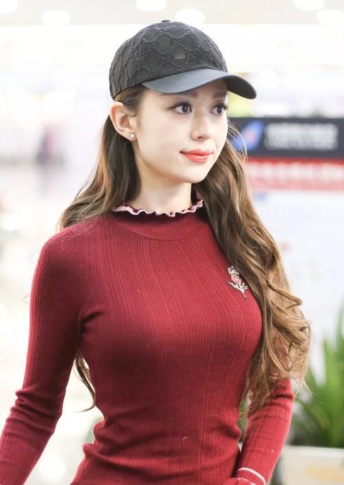  【不满】吉娜独自走机场真抗冻，58cm小蛮腰穿不满紧身针织衫，侧面绝美