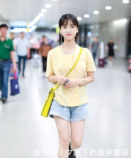 沈月可算是穿对了！T恤＋牛仔裤亮相，瞬间一双大长腿惹人瞩目