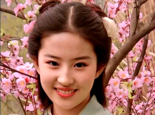  [神仙姐姐]刘亦菲18岁时，在油菜花地里的照片很仙，身后自行车很有年代感！